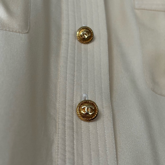 AUTHENTIC CHANEL Silk Blouse with Logo pocket and Chanel Button- Size 40 Cream - Picture 7 of 7